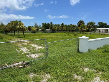 SEA SPRAY LANE OFF ROYAL PALM WAY FREEPORT. GRAND BAHAMA. SINGLE FAMILY LOT 0.67 (2/3) ACRE; 29,185 SQ.FT.